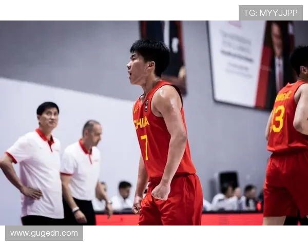 中国篮球队迎战世界杯强敌,备战紧张气氛浓烈,球员状态引人关注 中国篮球队迎战世界杯强敌,备战紧张气氛浓烈,球员状态引人关注