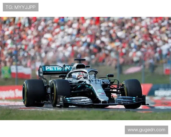 F1赛事最新动向：梅赛德斯车队迎接新挑战 维斯塔潘和汉密尔顿再度对决