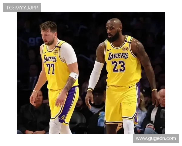 詹姆斯携手戴维斯助湖人重回胜轨，球队状态回暖迎接季后赛挑战