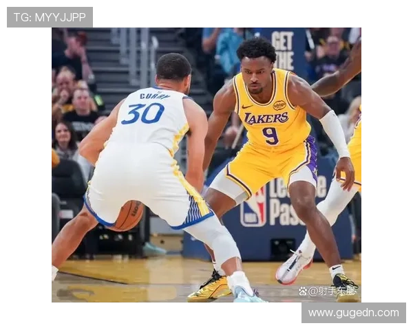 詹姆斯领衔湖人迎战勇士，季前赛展现强劲阵容新变化